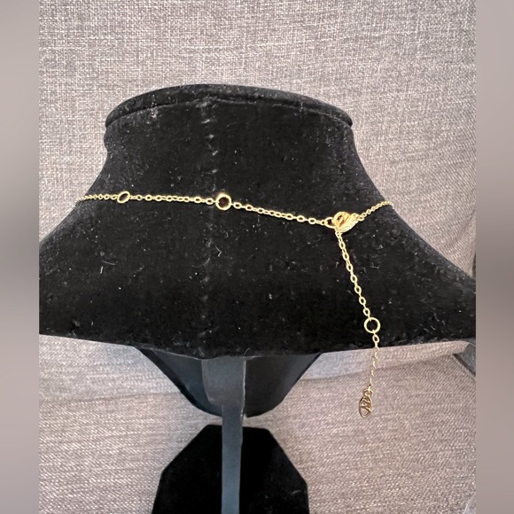 Gold tone necklace with Diamond like embezzled detail - Picture 4 of 4